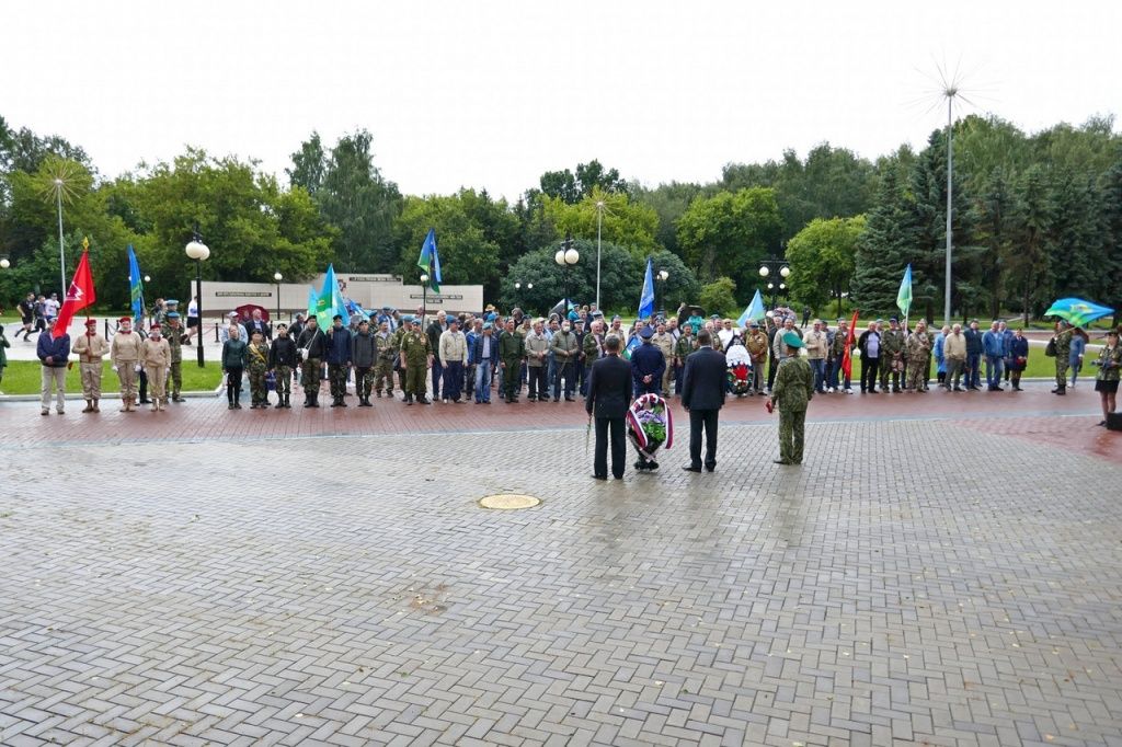 Люди всегда будут приходить сюда... (Фото регионального отделения ДОСААФ).