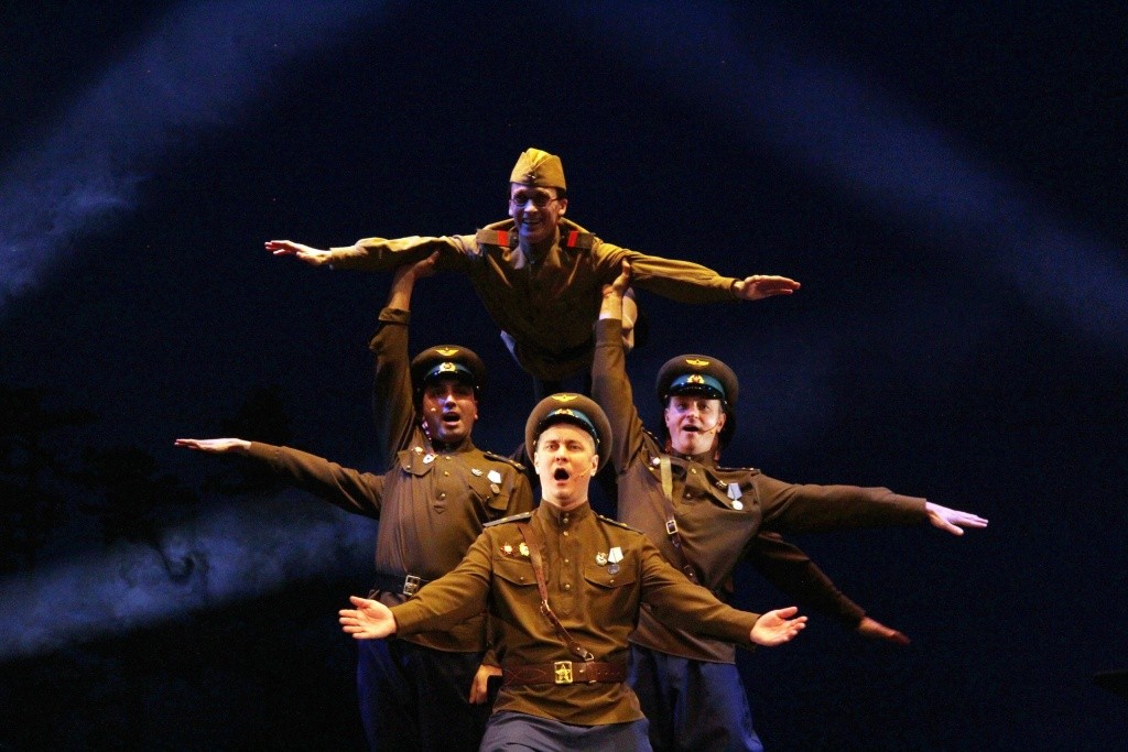 Первым делом, первым делом - самолеты, ну а девушки, а девушки - потом .Фото Валерия Тумбаева.jpg