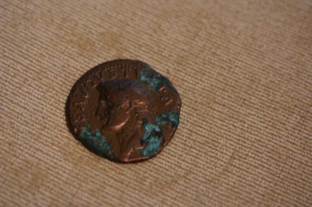 Медный асс эпохи императора Тиберия I (правил в 14-37 гг.) с изображением обожествленного Цезаря Августа