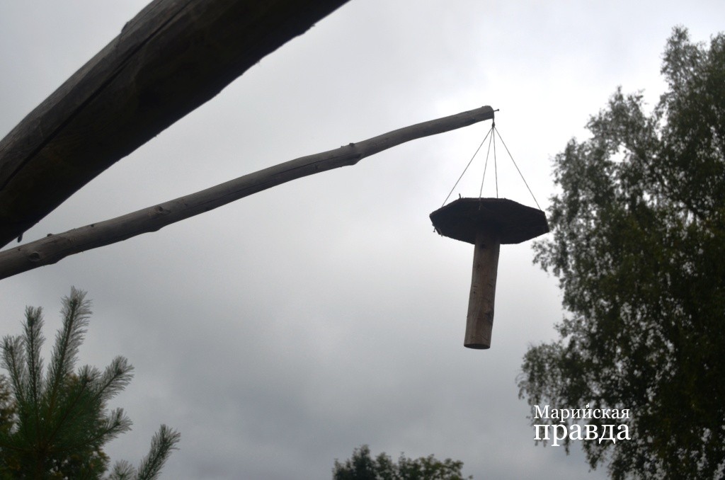 Это так называемый привой - обманка-ловушка для сбежавшего роя. Это так называемый привой - обманка-ловушка для сбежавшего роя 1.jpg