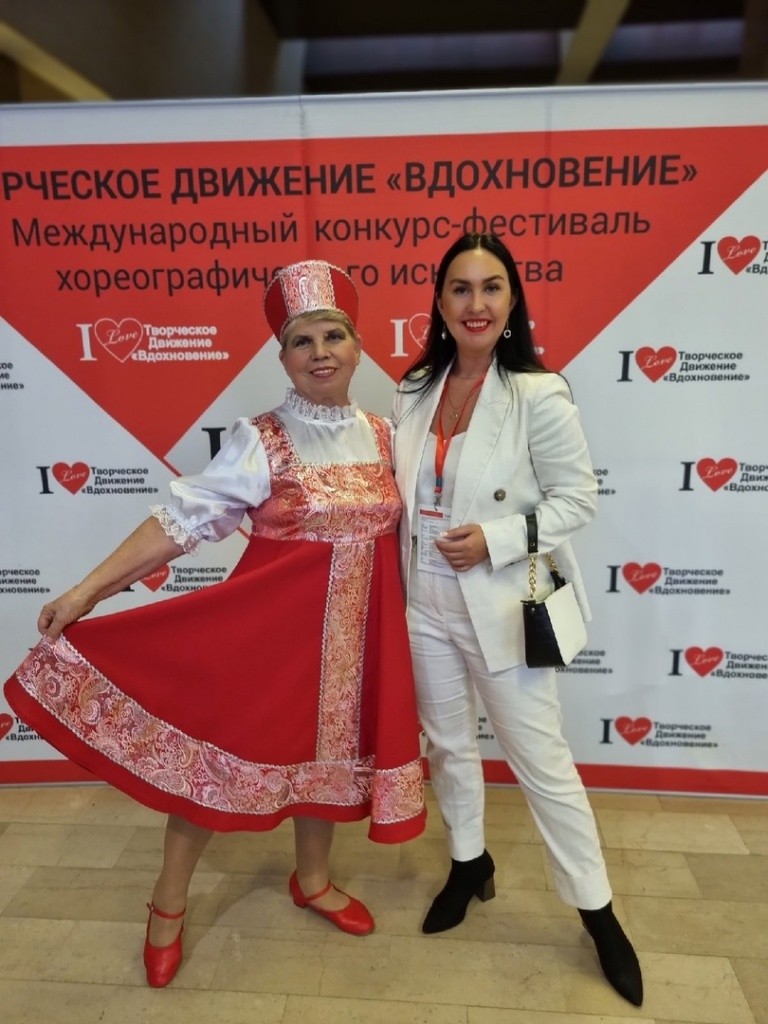 Руководитель социального проекта «Активное долголетие 50+» Анна Соколова (справа) поддержала коллектив серебряных танцоров. (Фото предоставлено Анной Соколовой).