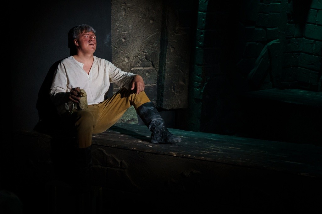 Старшина Дугин безжалостен только к себе . Артист Д. Шишмаков. фото Ивана Пичушкина.jpg