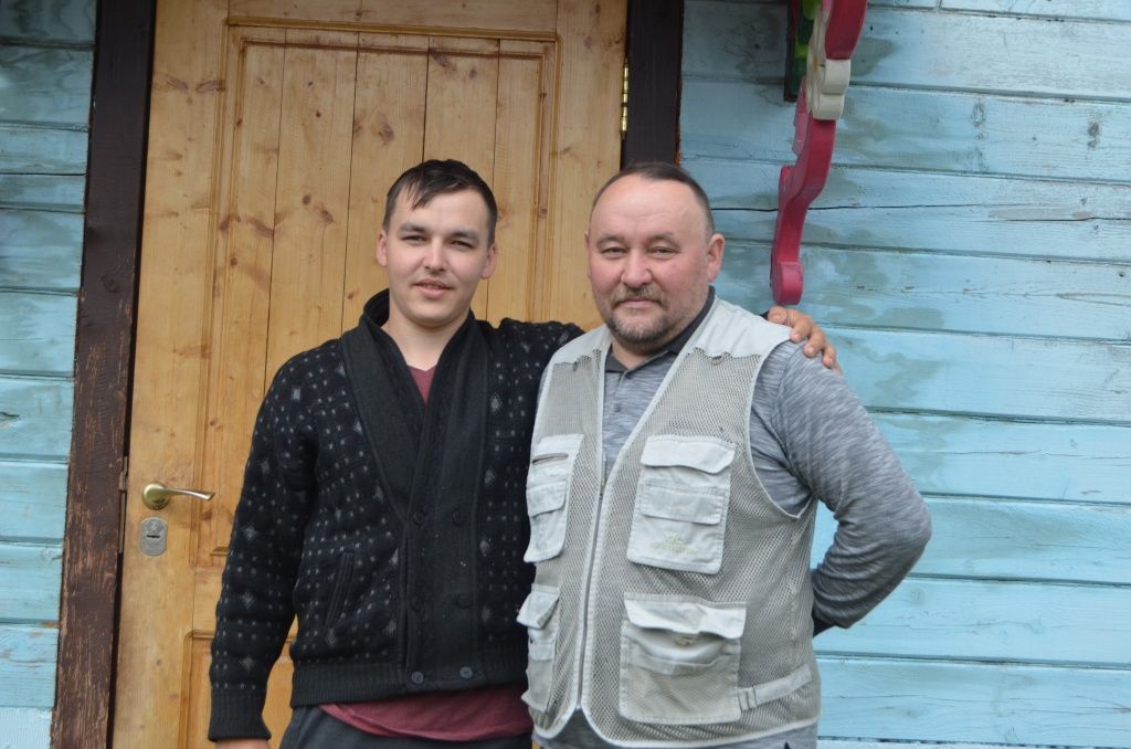 Любовь к дереву сыну передалась от отца.JPG