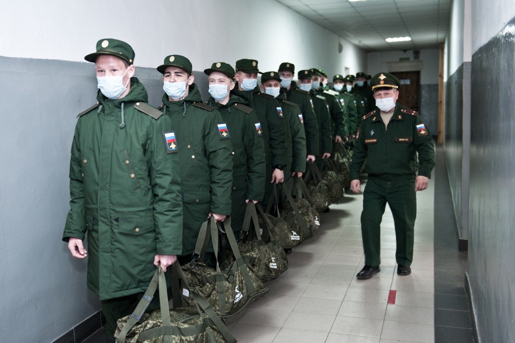 В казарме на сборном пункте почти так же, как в войсках. (Фото Анны Селиной).