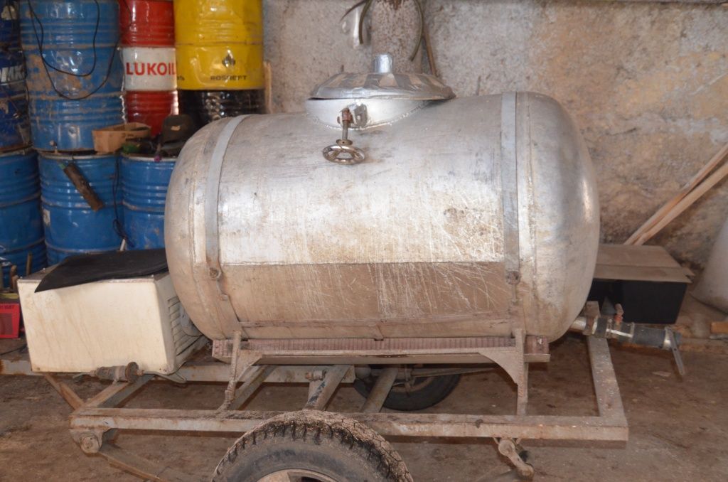 600-литровую бочку фермер поставил на колеса и возит в ней молоко на сборный пункт.JPG