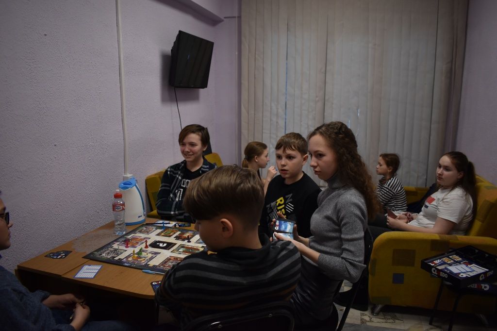 Приятные посиделки - одна из форм работы с подростками. (Фото предоставлено центром "Доверие").
