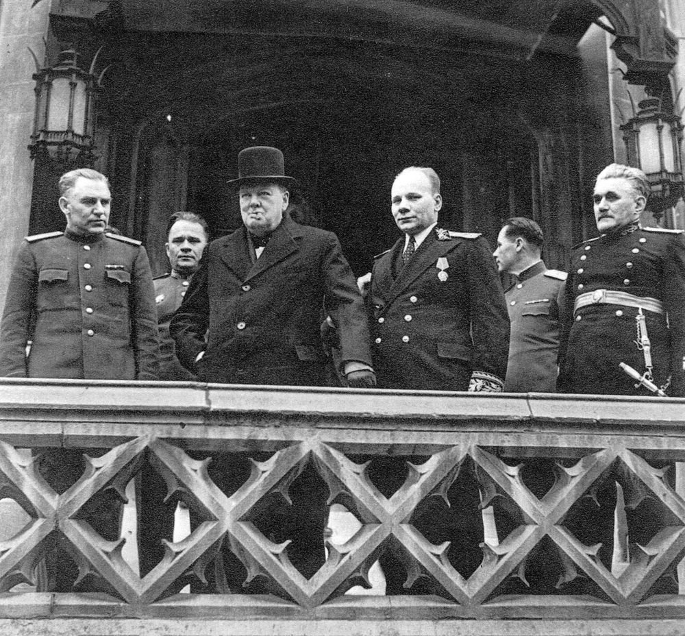 Gusev_i_Cherchill_na_balkone_1945.jpg