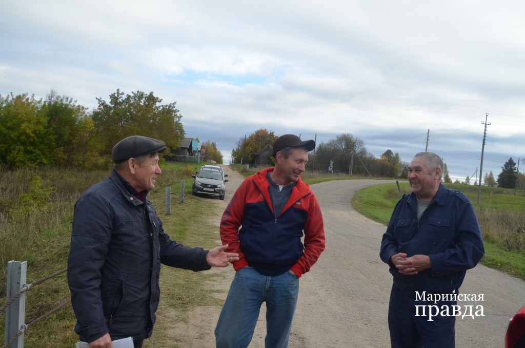 Глава администрации Иштымбальского сельского поселения Леонид Багаев, общественник Андрей Пайдыганов и житель Нурсолы Евгений Иванов.jpg
