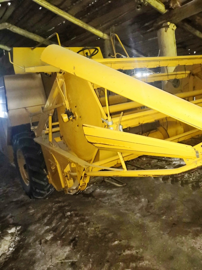 А это финский зерноуборочный комбайн Сампо. Его миниатюрные размеры позволяют обмолачивать узкие делянки.jpg