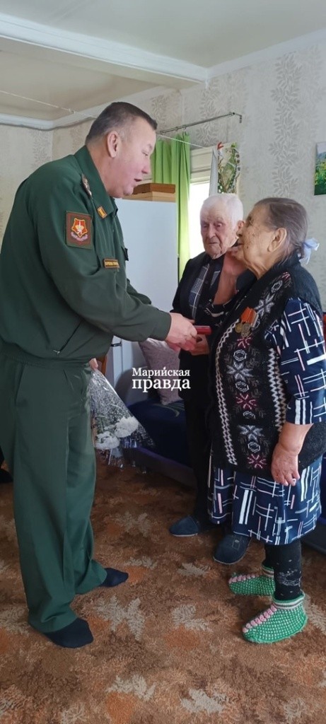 Юбилейные награды вручает военный комиссар района Сергей Цапков 1.jpg