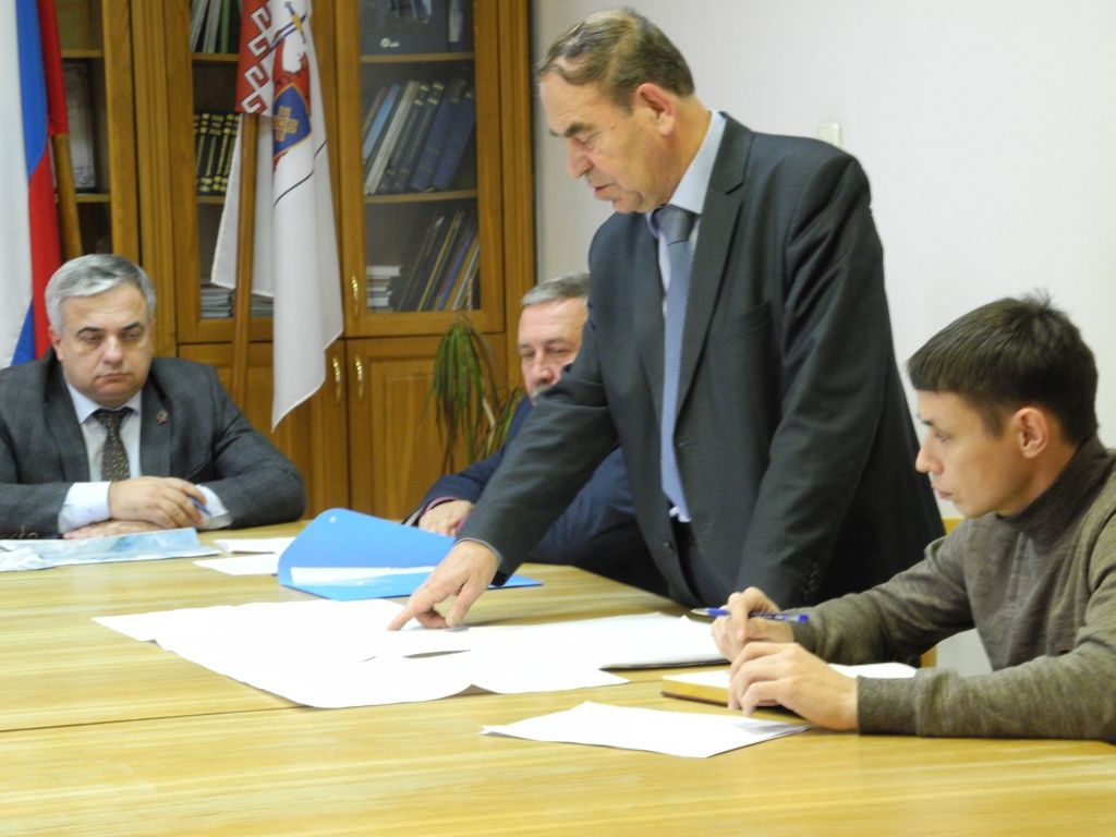 Идет рабочее совещание. (Фото Натальи Кулишовой).