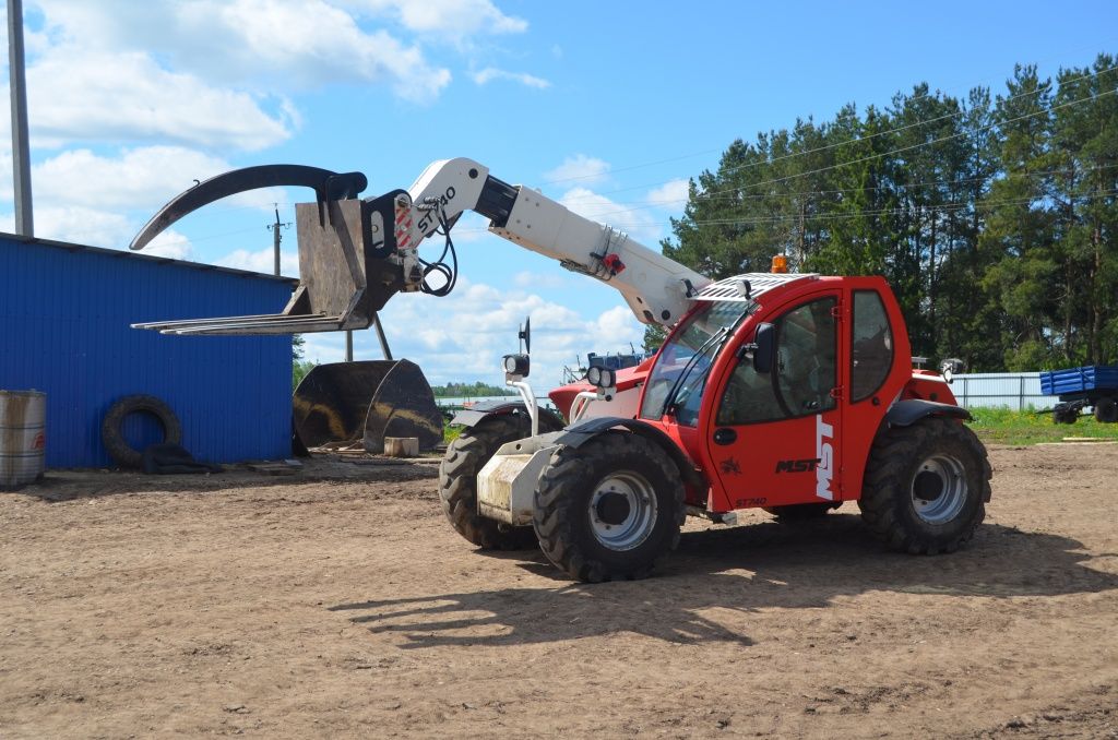 Производство механизировано этот жук играючи растаскивает по ферме рулоны с сеном и соломой.JPG
