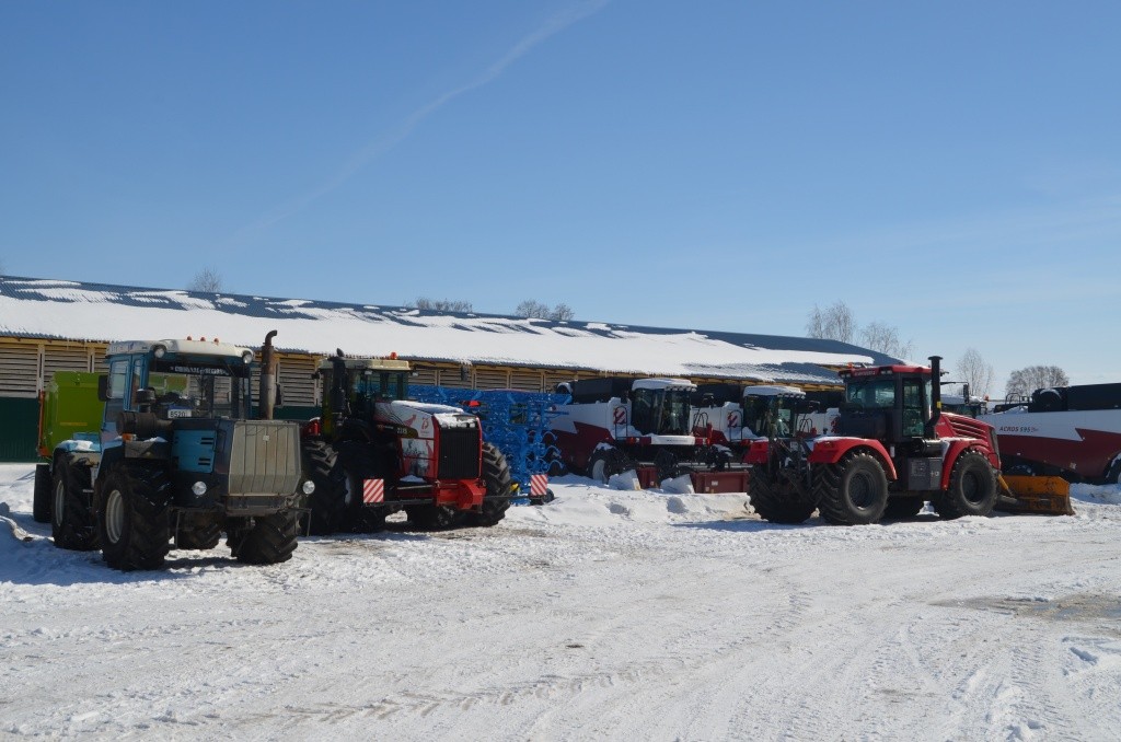 Энергонасыщенные трактора готовы хоть сегодня выйти в поле.jpg