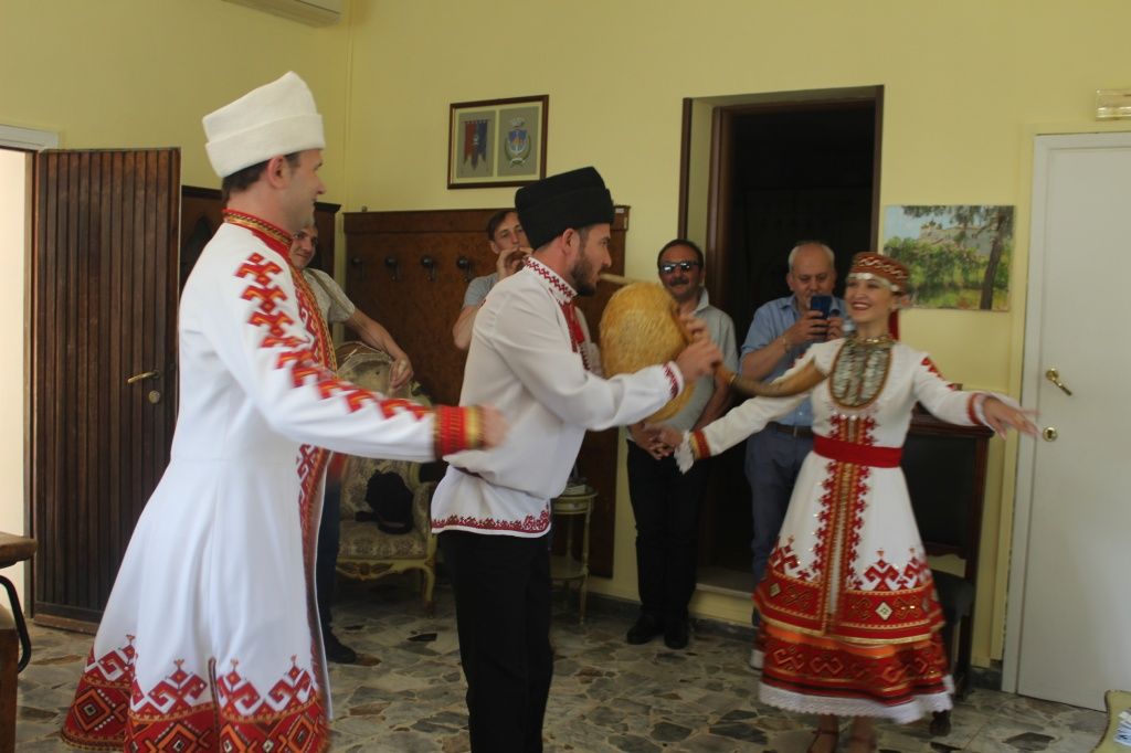 Танцы в кабинете мэра Санта-Маринелла. Фото из архива Ольги Волковой.JPG