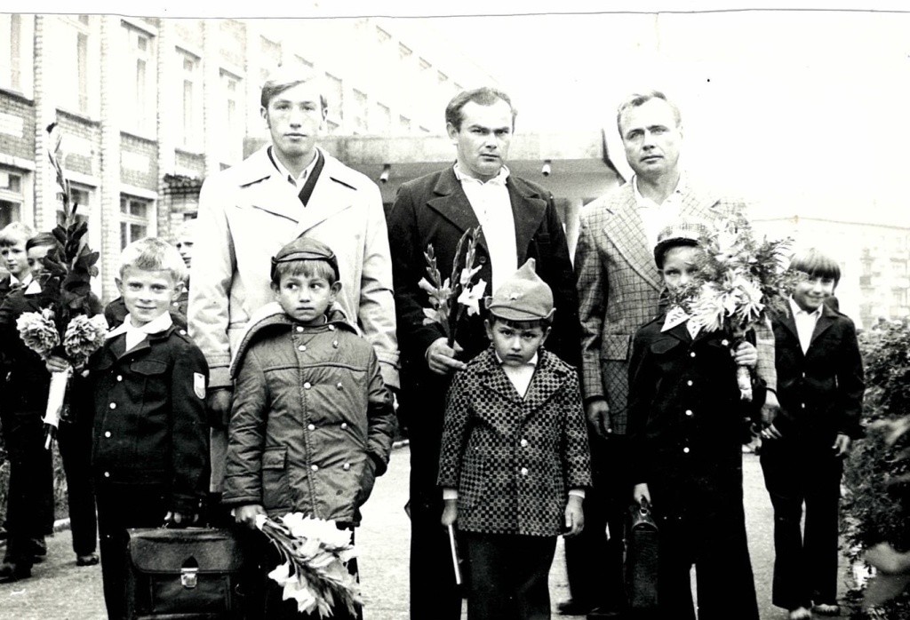 Папа провожает 2класс.jpg