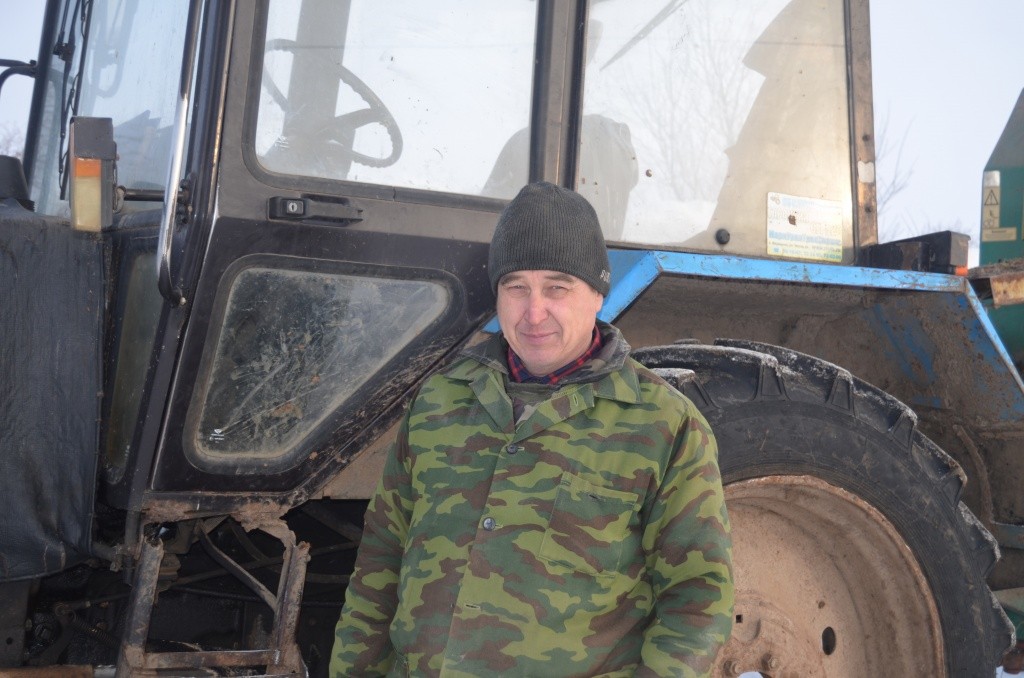 Заведующий фермой Виталий Горбунов с техникой на ты. Заведующий фермой Виталий Горбунов с техникой на ты.jpg
