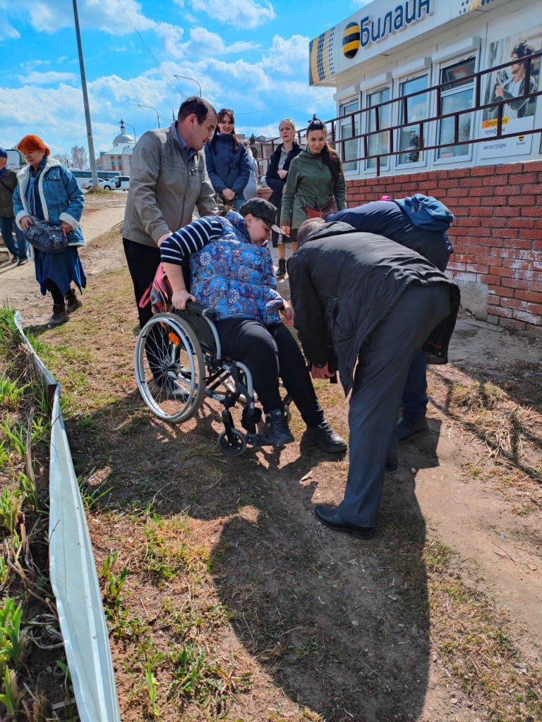 В некоторых местах инвалиду-колясочнику приходилось полагаться на помощь волонтеров. (Фото предоставлено МРО ВОИ).