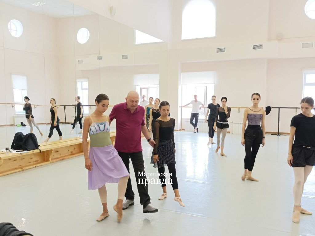 С артистами репетирует Заслуженный артист России Валерий Рыжов (Москва). фото Марины Оленевой.jpg