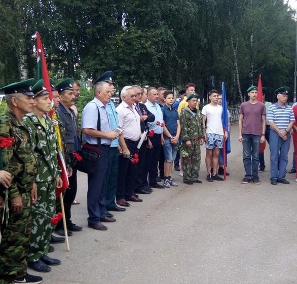 В одном строю пограничники разных поколений. (Фото предоставлено организацией "Застава").