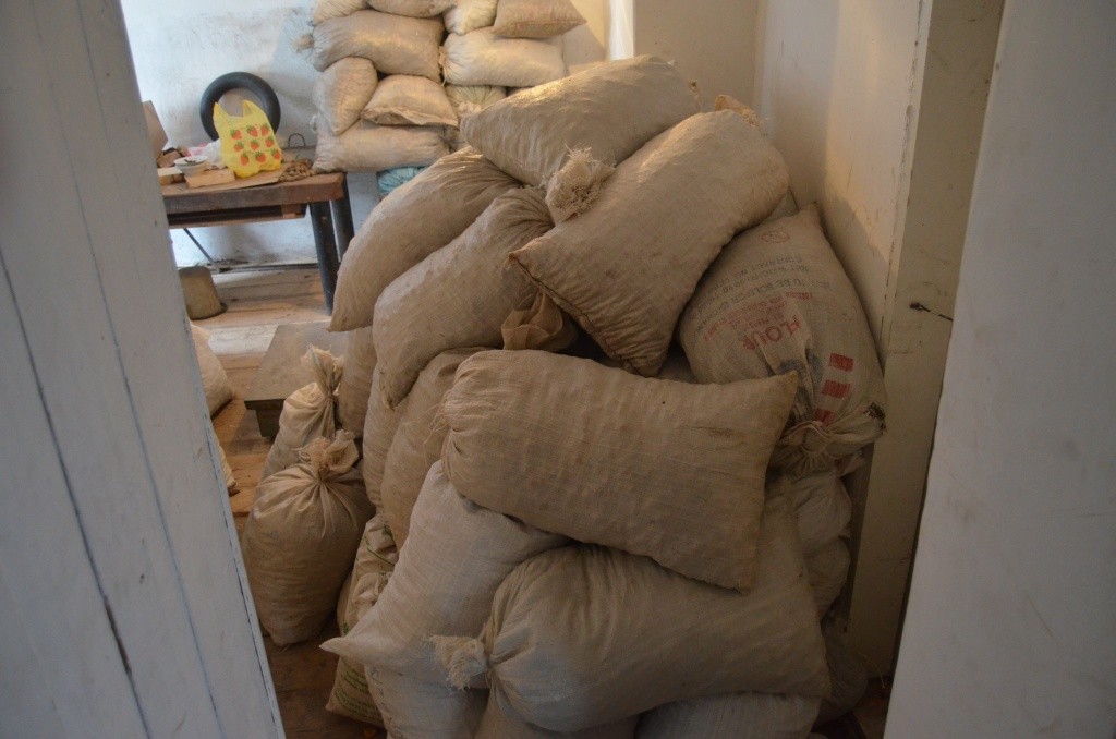 Все помещения сейчас завалены мешками со свежими шишками. Все помещения сейчас завалены мешками со свежими шишками.jpg