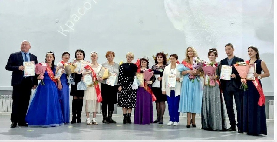 Счастливый момент - награждение и фото на память. (Фото предоставлено пресс-службой Минсоцразвития РМЭ). Счастливый момент - награждение и фото на память. (Фото предоставлено пресс-службой Минсоцразвития РМЭ).