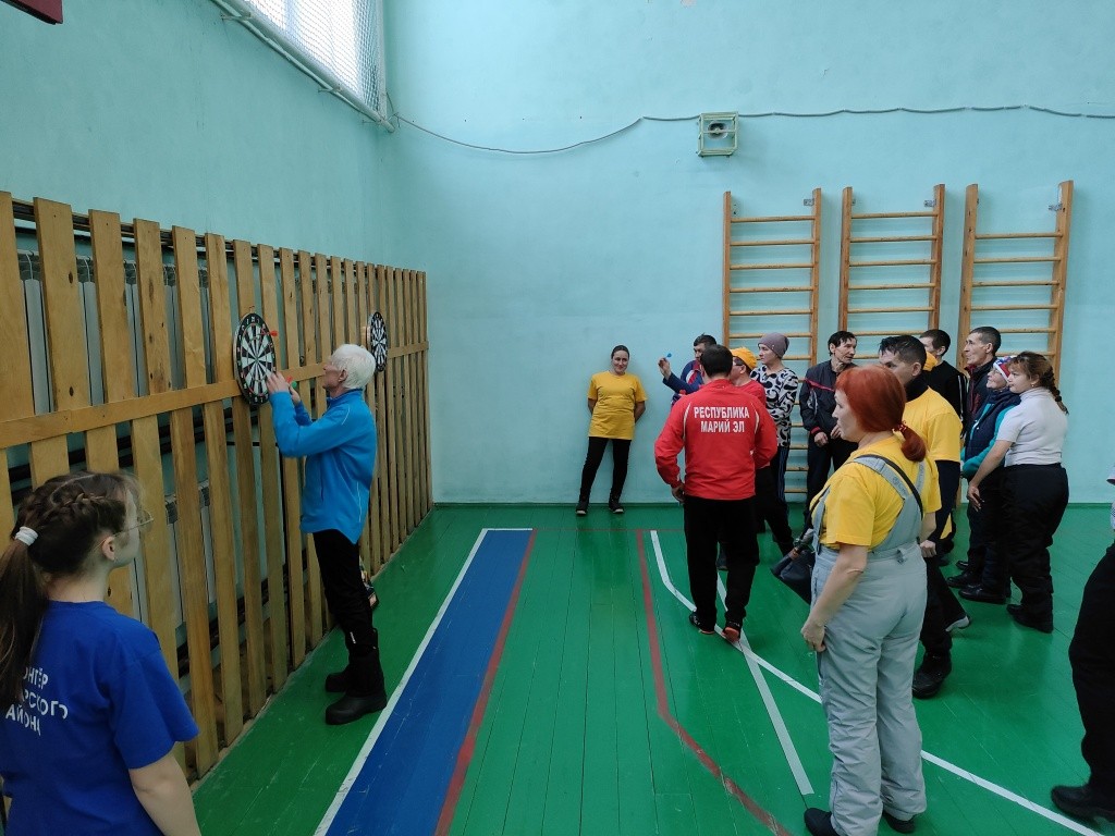 Третье соревнование - по дартсу. (Фото предоставлено МРО ВОИ).