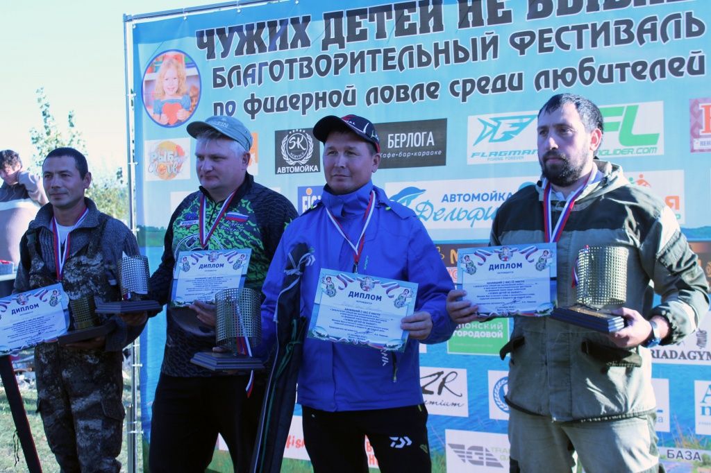 Вот они, победители - Сергей Крюков, Андрей Макаров, Сергей Петров и Артем Галиев