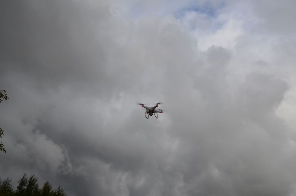 Квадрокоптер делает снимки поля.JPG