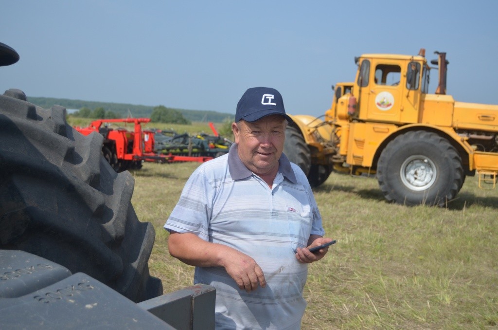 Опытный механизатор Юрий Краснов из Шойбулакского сколько мы уже лесов перепахали.JPG