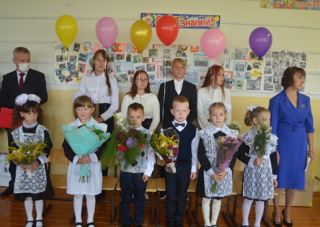 Главные герои Дня знаний первоклашки и девятиклассники.JPG