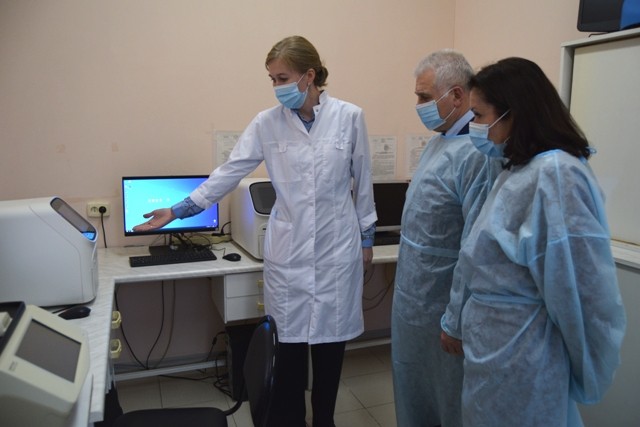 С вирусологической лабораторией Роспотребнадзора познакомился сенатор от Марий Эл Сергей Мартынов.(Фото предоставлено республиканским управлением Роспотребнадзора). С вирусологической лабораторики Роспотребнадзора познакомился сенатор от Марий Эл Сергей Мартынов.(Фото предоставлено республиканским управлением Роспотребнадзора).