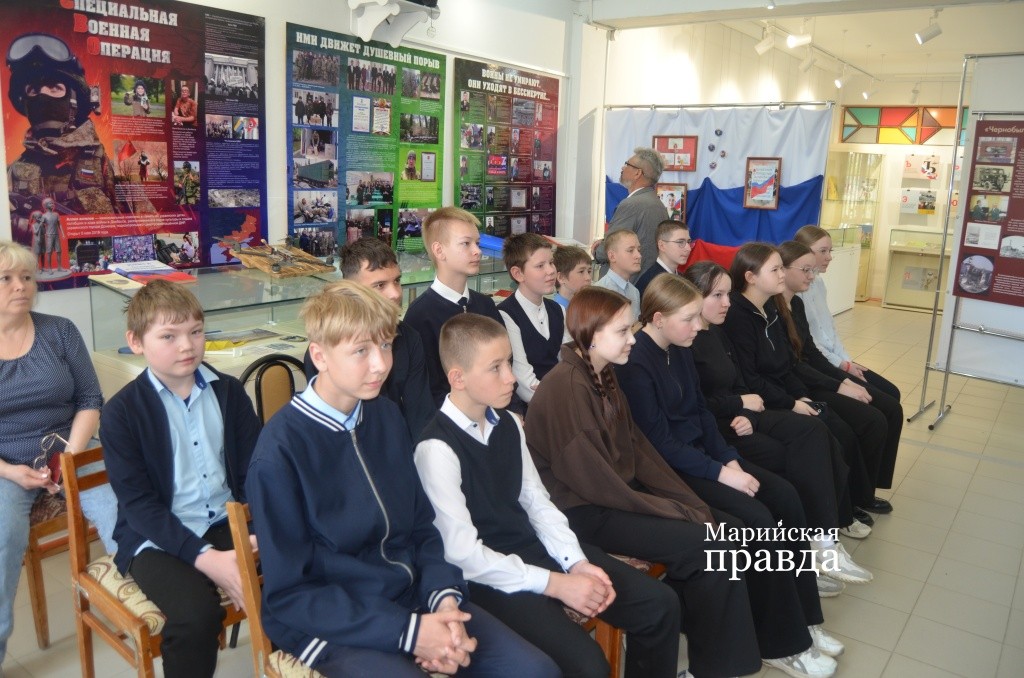 Первыми зрителями и слушателями стали школьники 1.jpg