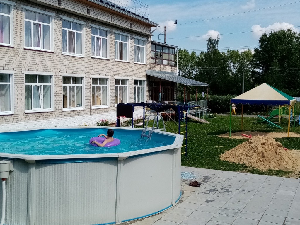 В новом бассейне ребята плавают по очереди. (Фото Натальи Кулишовой).