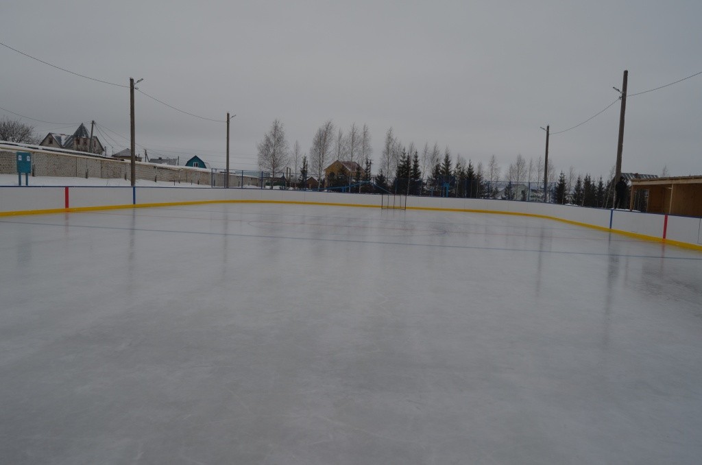 Заливать лед и чистить площадку от снега приходится самим хоккеистам, нянек тут нет.JPG