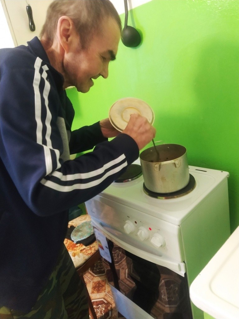 Теперь готовить - одно удовольствие! (Фото КЦСОН в Новоторъяльском районе).