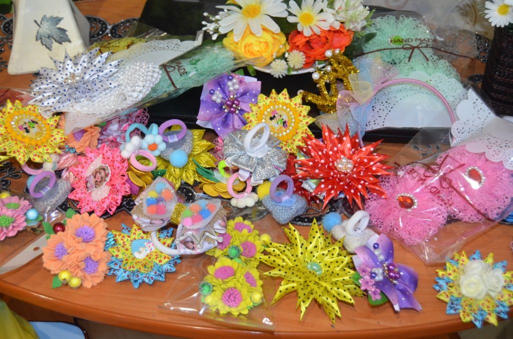 Многие девочки щеголяют в заколках от салтакъяльской мастерицы.JPG