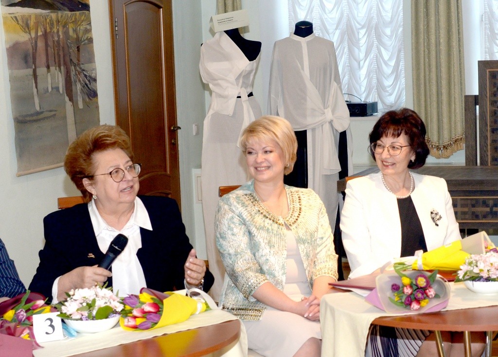 Министр соцразвития РМЭ Марина Островская (в центре) раскрыла секрет женского успеха. (Фото пресс-службы Минсоцразвития РМЭ).