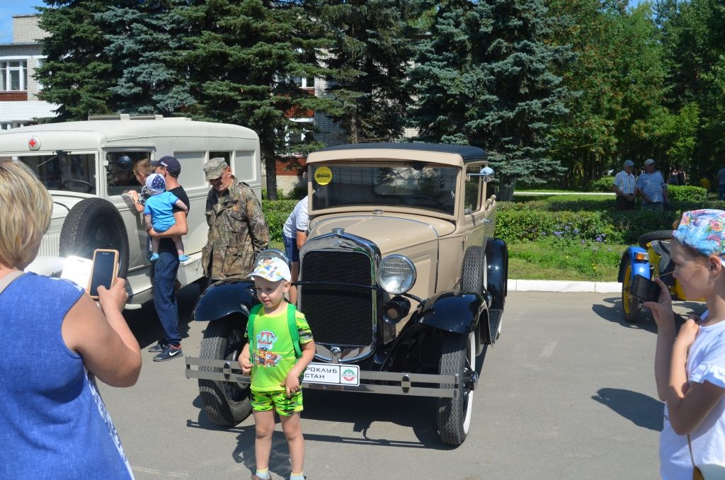 Фотосессии устривались возле каждого авто.JPG