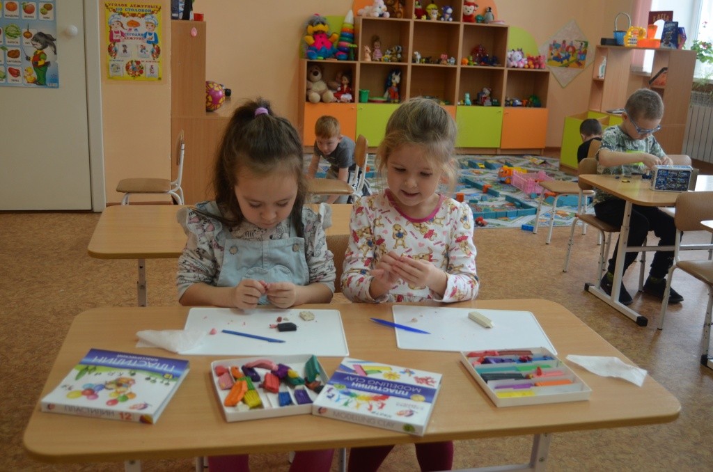 Будущие хозяйки над лепкой готовы сидеть часами.jpg