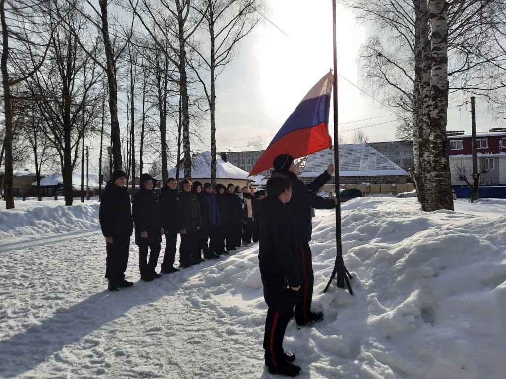 Торжественное открытие месячника оборонно-массовой работы. Фото из архива школы. photo_2021-05-03_20-45-22.jpg