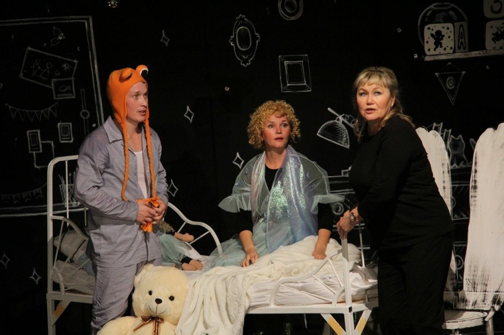 сцена из спектакля Оскар и Розовая Дама.jpg