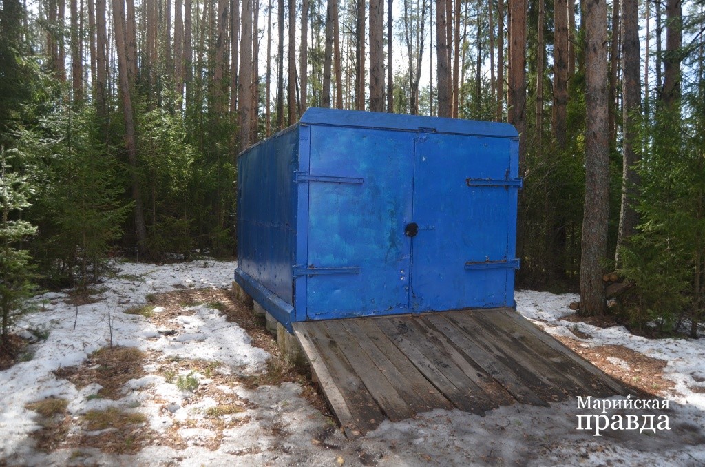 В этом вагончике на лыжной базе в лесу возле деревне Тимино хранится нужный для проведения соревнований инвентарь..jpg