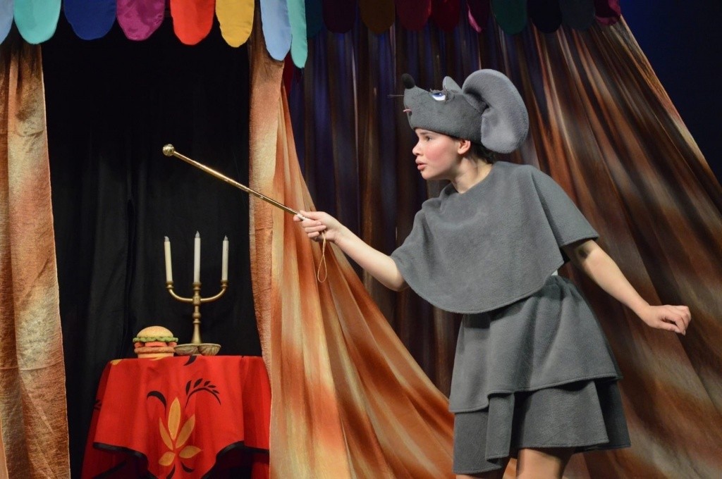 Актриса купается в своих образах. Пусть то Мышка из сказки Розовый слон....jpg