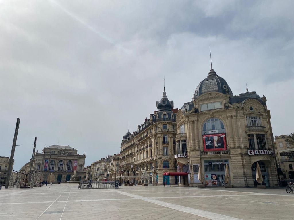 Прежде "переполненные" туристами улицы пустынны. 