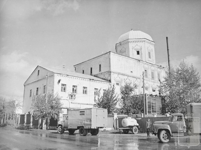 Десятилетиями в церки находился пивзавод. Начало 1970-х.