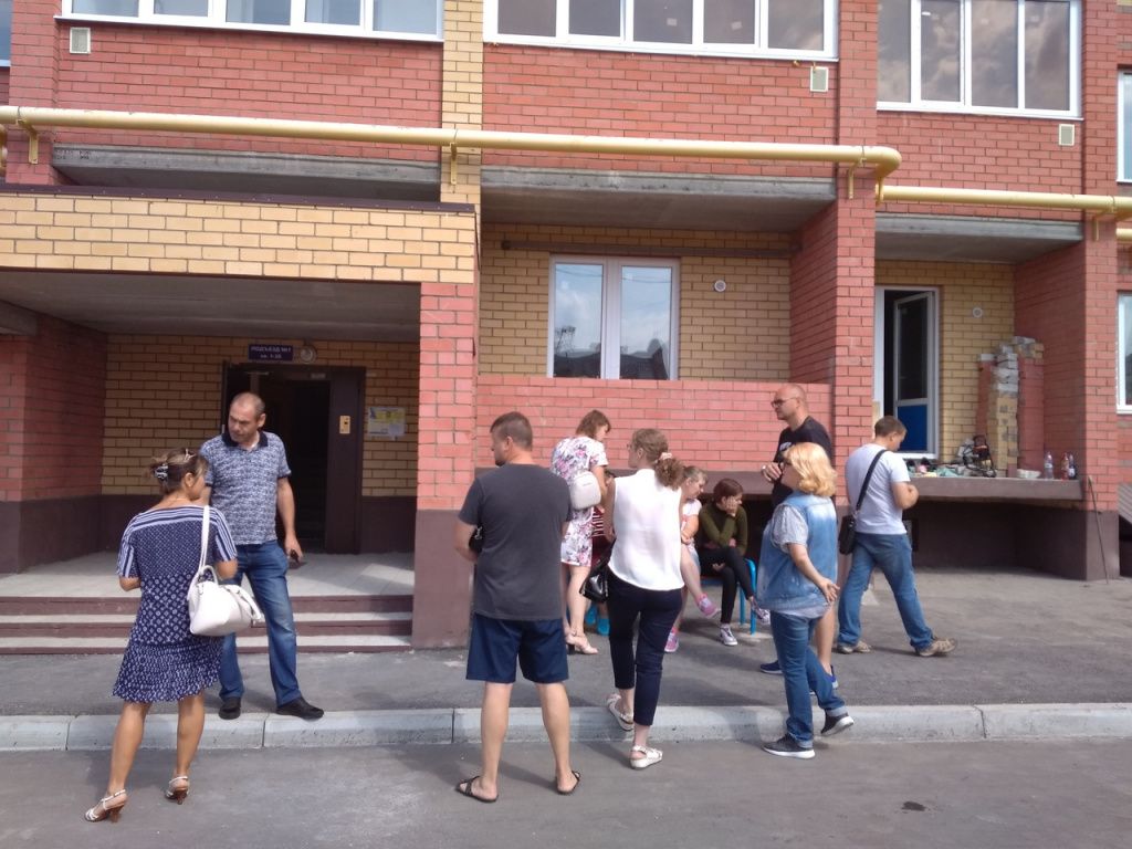 Жильцы дома.