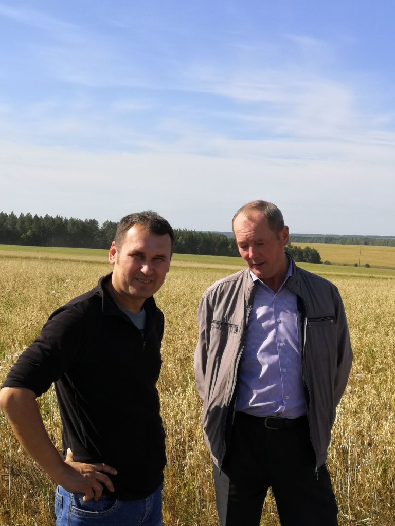 Руководитель отдела сельского хозяйства Владимир Семеев и главный агроном Куженерского Сергей Данилов довольны результатами.jpg