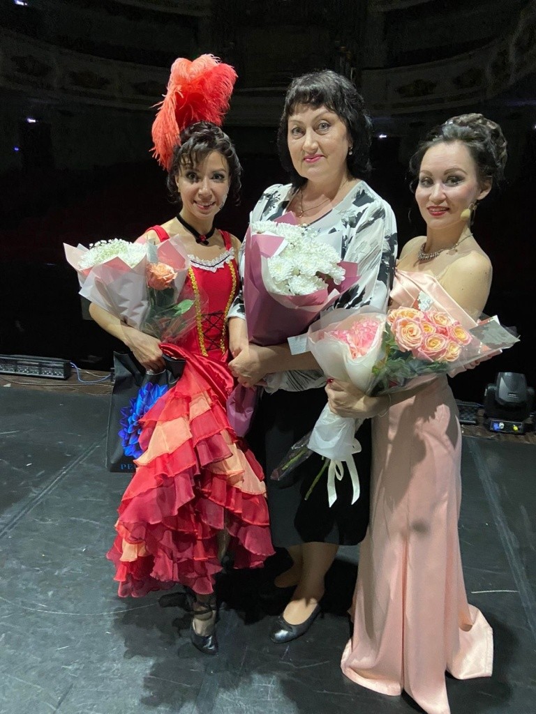 Фото после спектаклей - добрая театральная традиция..jpg