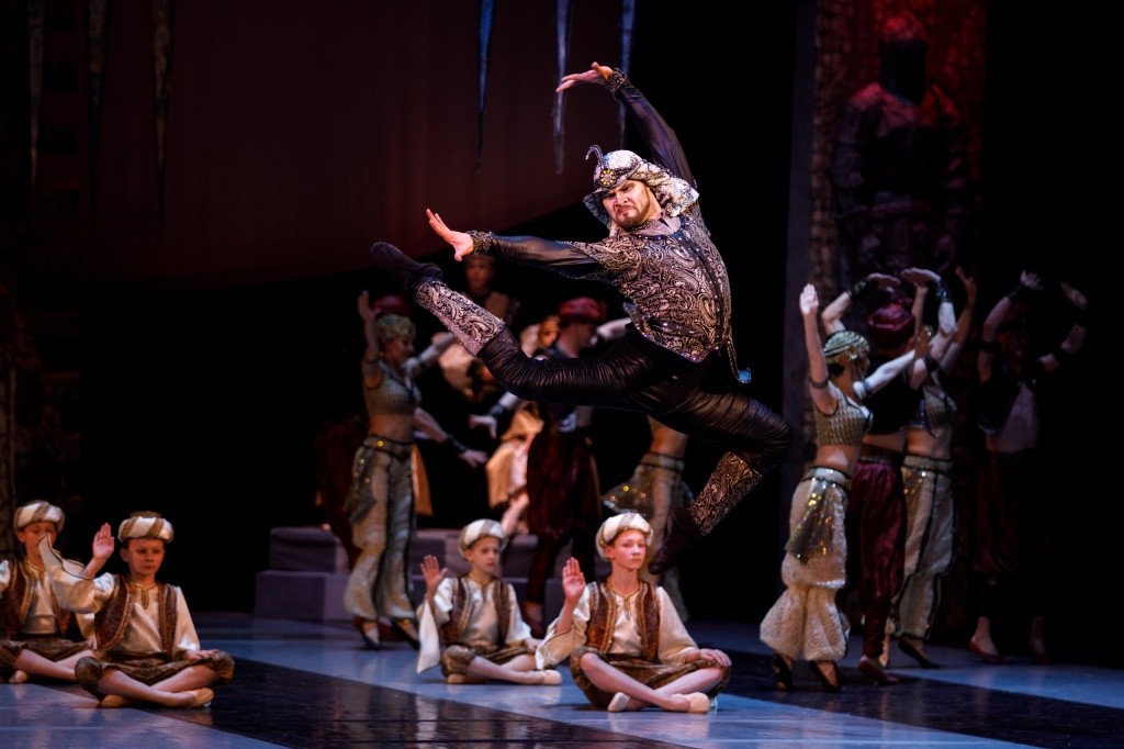 Одна из любимых партий -партия в балете Раймонда. Фото Евгения Никифорова.jpg