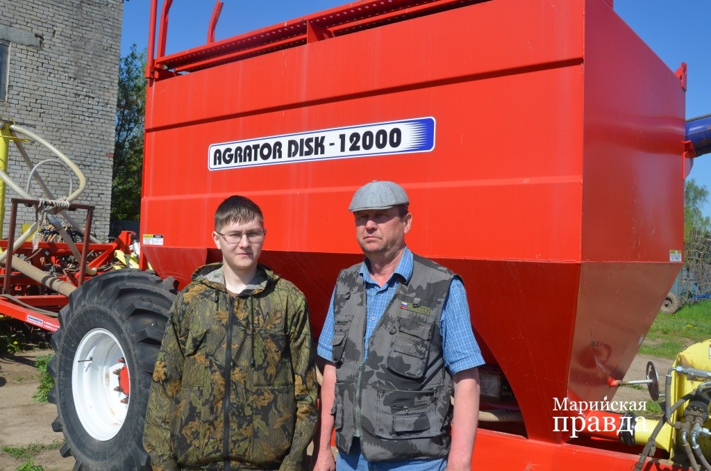 Костя вместе со своим наставником, главным инженером хозяйства Алексеем Копаевым. Костя вместе со своим наставником, главным инженером хозяйства Алексеем Копаевым..jpg